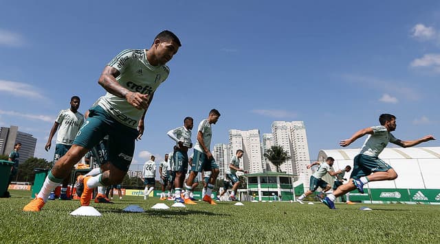 O Palmeiras defende uma longa sequência invicta em estreias de Brasileiro. Desde 2008, quando perdeu para o Coritiba, o Verdão não acaba a primeira rodada do campeonato derrotado. Na segunda, o time enfrenta o Botafogo, às 20h, no estádio Nilton Santos. Veja como foram as últimas dez estreias palmeirenses no principal torneio do Brasil.