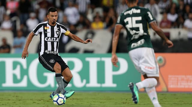 O Botafogo ficou no empate em 1 a 1 com o Palmeiras na noite desta segunda-feira, no estádio Nilton Santos, pela primeira rodada do Brasileirão. O Alvinegro saiu atrás no placar já no segundo tempo, mas conseguiu a igualdade com Igor Rabello. Na partida, o principal destaque do Glorioso foi o trabalho coletivo. Veja as notas dadas pelo LANCE! (por Felippe Rocha)