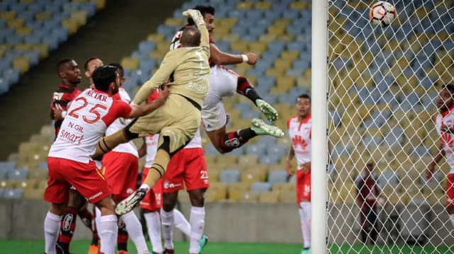 O Flamengo não aproveitou o fator casa e ficou apenas no empate em 1 a 1 diante do Santa Fe, nesta quarta-feira, no Maracanã. Em dia de pouca inspiração coletiva, a equipe comandada por Maurício Barbieri não conseguiu se impôr para somar os três pontos. Henrique Dourado - autor do gol rubro-negro - recebeu a maior nota. Confira, a seguir, as avaliações do L! (por Alexandre&nbsp; Araújo -&nbsp;alexandrearaujo@lancenet.com.br).