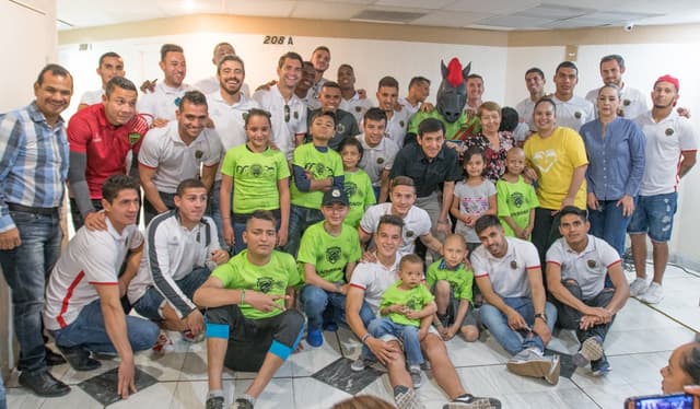 Willian Magrão com o elenco do FC Juárez em visita a Apanical