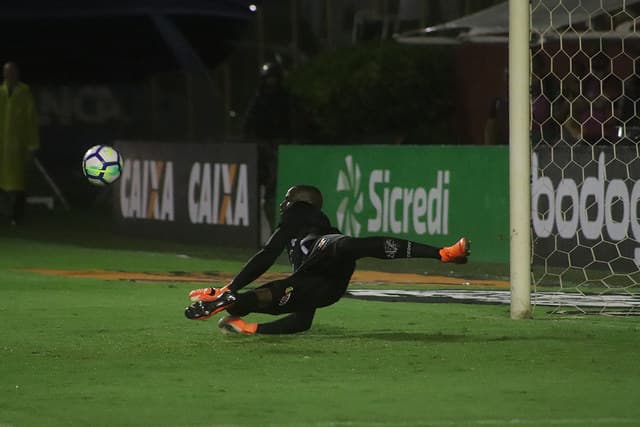 Caíque pegou dois pênaltis contra o Inter e colocou o Vitória nas oitavas da Copa do Brasil