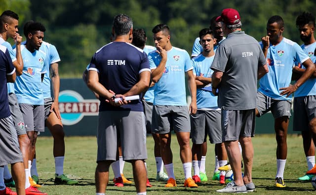 Abel Braga com elenco durante treino (Lucas Merçon / Fluminense F.C.)