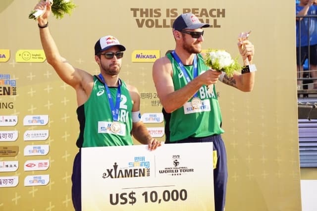 Bruno Schmidt (esq) e Alison recebem a medalha de bronze na China