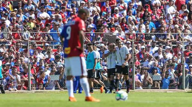 Corinthians bateu o Paraná na Vila Capanema