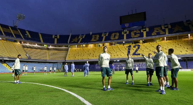 Jogadores do Palmeiras no gramado da Bombonera