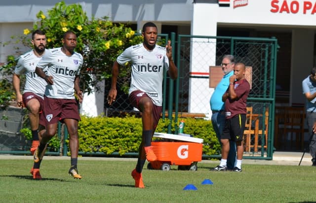 Na imagem acima, Pratto, Maicosuel e Jucilei trabalharam na reapresentação do São Paulo na temporada. Apenas o volante segue no elenco tricolor