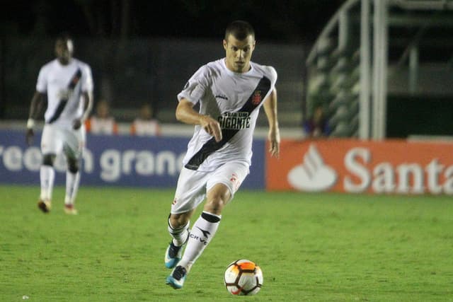 O Vasco lutou e arrancou o empate com Racing na noite desta quinta-feira, em São Januário. Os argentinos largaram na frente na etapa inicial com Laurato Martínez. No segundo tempo, o Cruz-Maltino mostrou raça para buscar a igualdade, com gol anotado por Wagner. Confira, a seguir, as notas do LANCE! (Por João Mércio Gomes - jmercio@lancenet.com.br).