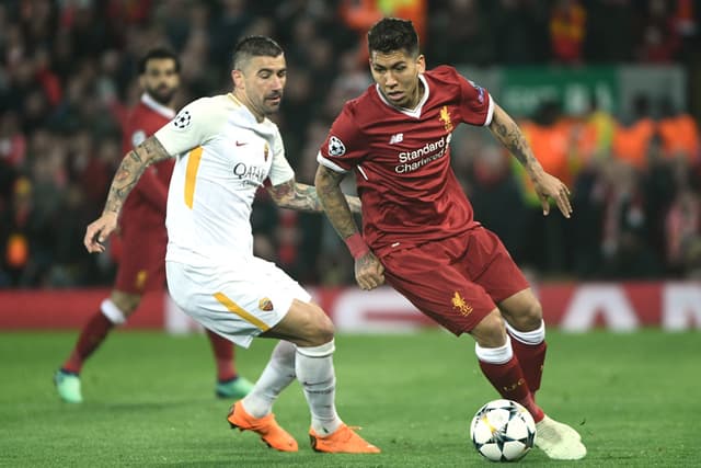 Roberto Firmino (Liverpool) - O Liverpool recebeu a Roma pelas semifinais da Champions League e não tomou conhecimento do adversário. A vitória por 5 a 2 deixou ainda mais claro a força ofensiva do seu trio de ataque, composto por Mané, Firmino e Salah. O brasileiro fez mais uma grande partida com a camisa dos Reds. Firmino foi autor de duas assistências e de dois gols e continua entrando para a história do clube inglês. O brasileiro acertou todos os dribles que tentou, deu cinco passes decisivos para criação de jogadas ofensivas e chutou três bolas no gol. Além disso, desarmou três bolas, propiciando novas jogadas ofensivas de contra-ataque.