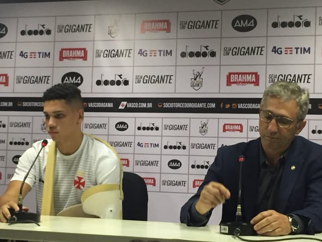 Paulinho e Alexandre Campello em coletiva de despedida do atacante do Vasco