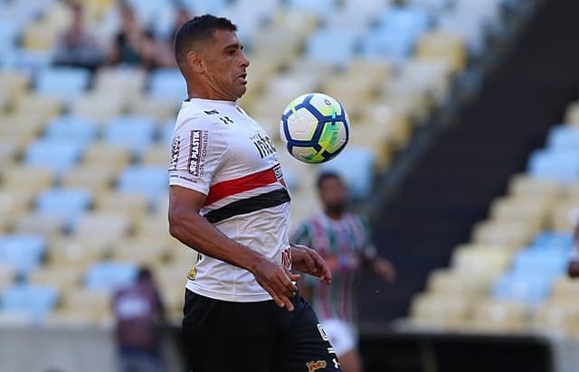 Em seu segundo jogo fora de casa neste Brasileirão, o São Paulo por pouco não arrancou a vitória no Maracanã, contra o Fluminense. Com grande atuação de Régis e Éder Militão, o time do técnico Diego Aguirre foi melhor na partida, mas levou o gol no fim do segundo tempo em uma desatenção do zagueiro Arboleda. De volta à equipe titular após quase deixar o Tricolor, Diego Souza foi escalado como centroavante e quase não tocou na bola (por Yago Rudá)