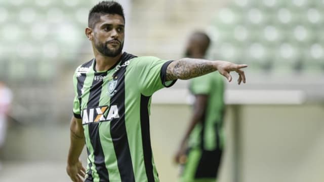 Luan foi o vice-artilheiro do América-MG na temporada passada, com oito gols. Confira algumas imagens do jogador pelo Coelho.