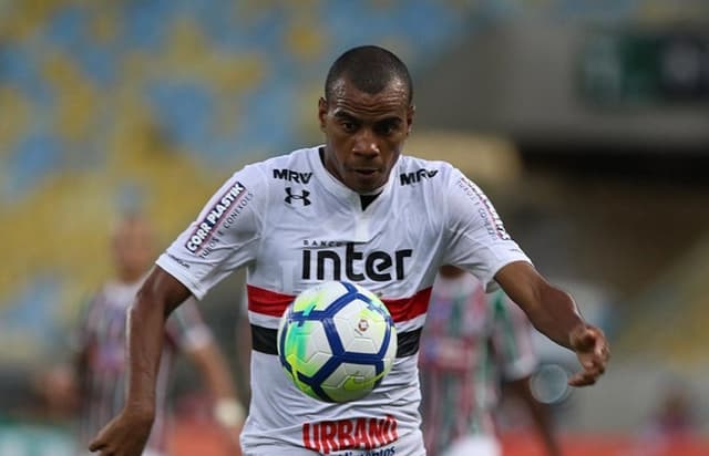 Lateral Régis tem sido um dos principais trunfos do São Paulo para atacar pelos lados do campo