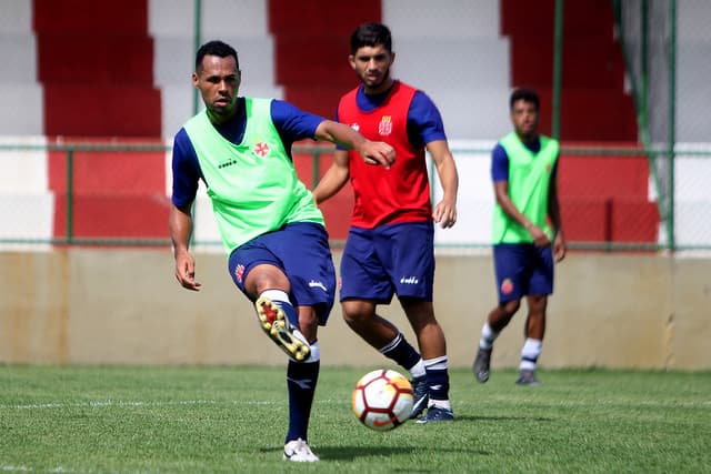 Confira a seguir a galeria especial do LANCE! com imagens de Bruno Silva com a camisa do Vasco