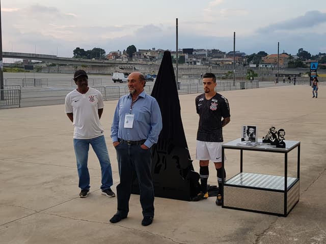 Zé Maria, Luis Paulo Rosenberg e Fagner com a estátua do Doutor Sócrates