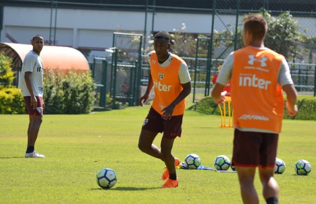 Gonzalo Carneiro começou a treinar com o elenco nesta semana no CT da Barra Funda