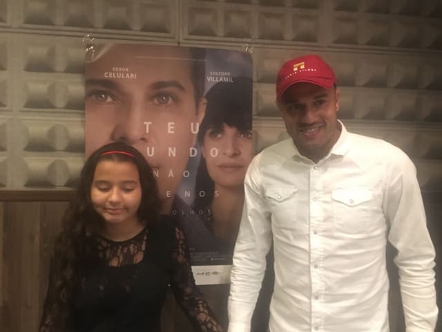 Roger com a filha Giulia após assistirem a filme sobre corintiano com deficiência visual