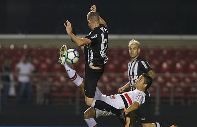 Anderson Martins voltou a jogar sendo titular no empate diante do Atlético-MG, nesse sábado