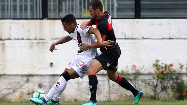 O Vasco voltou a apresentar falhas decisivas e acabou derrotado pelo Vitória por 3 a 2, neste domingo, em São Januário, em partida válida pelo Campeonato Brasileiro. Em campo, Werley e&nbsp;Desábato ficaram devendo na parte defensiva. Confira, a seguir, as notas do LANCE! (Por João Mércio Gomes -&nbsp;jmercio@lancenet.com.br).