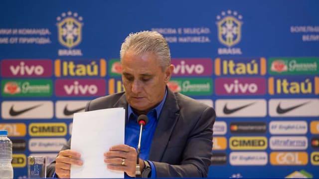 Tite com a lista da Seleção na Copa