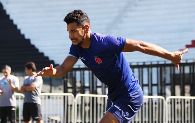 Confira a seguir a galeria especial do LANCE! com imagens de Andrés Rios com a camisa do Vasco