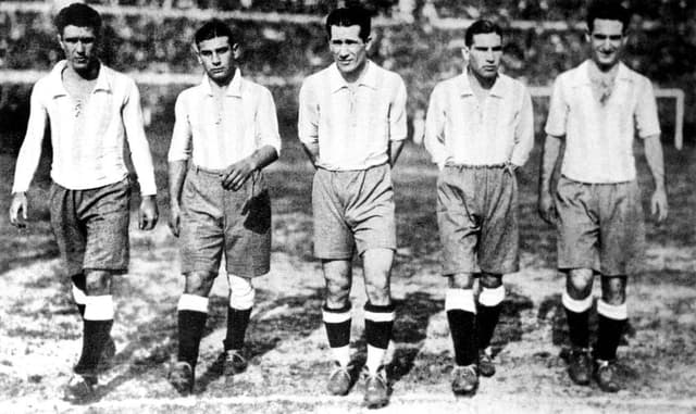 Copa de 1930 -&nbsp;Argentina 1 x 0 França -&nbsp;O primeiro jogaço das Copas do Mundo teve argentinos (foto) e franceses atacando intensamente por 80 minutos sem abrir o placar. Monti, em bela cobrança de falta, tirou o zero do marcador aos 81. A França jogava com um a menos, mas ainda assim buscava o empate na base da raça. O árbitro brasileiro Gilberto de Almeida Rego, faltando seis minutos para o fim do jogo, apitou o término da partida, gerando grande revolta do selecionado europeu e invasão de campo. O bandeirinha avisou o erro, o duelo foi retomado e a Argentina segurou a épica vitória no duelo válido ainda pela primeira fase daquele Mundial. <br>