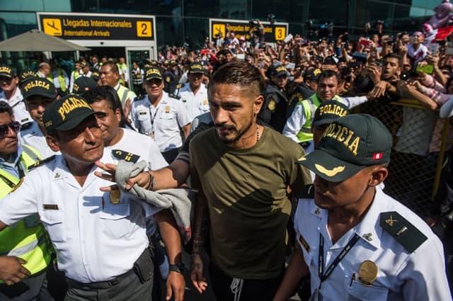 Chegada de Paolo Guerrero a Lima