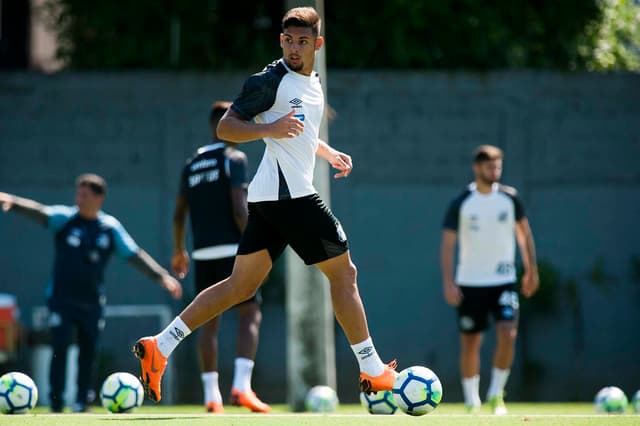 Yuri Alberto em ação durante treino do Santos no CT Rei Pelé: atacante tem a confiança de Jair Ventura