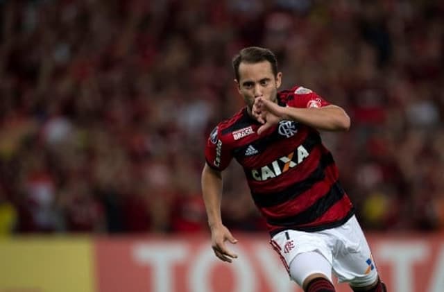 Acabou o trauma. O Flamengo, enfim, está classificado para as oitavas de final da Copa Libertadores. Numa partida tensa, o Rubro-Negro fez o dever de casa e venceu o Emelec, nesta quarta-feira, no Maracanã. O destaque? Tem nome e sobrenome: Everton Ribeiro, autor dos dois gols. Além dele, Cuéllar e Renê também foram destaques. Confira, a seguir, as notas do LANCE! (Por Guilherme Abrahão - guilhermeabrahao@lancenet.com.br).