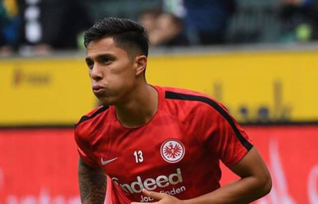 Carlos Salcedo, do Eintracht Frankfurt, foi um dos latinos escolhidos