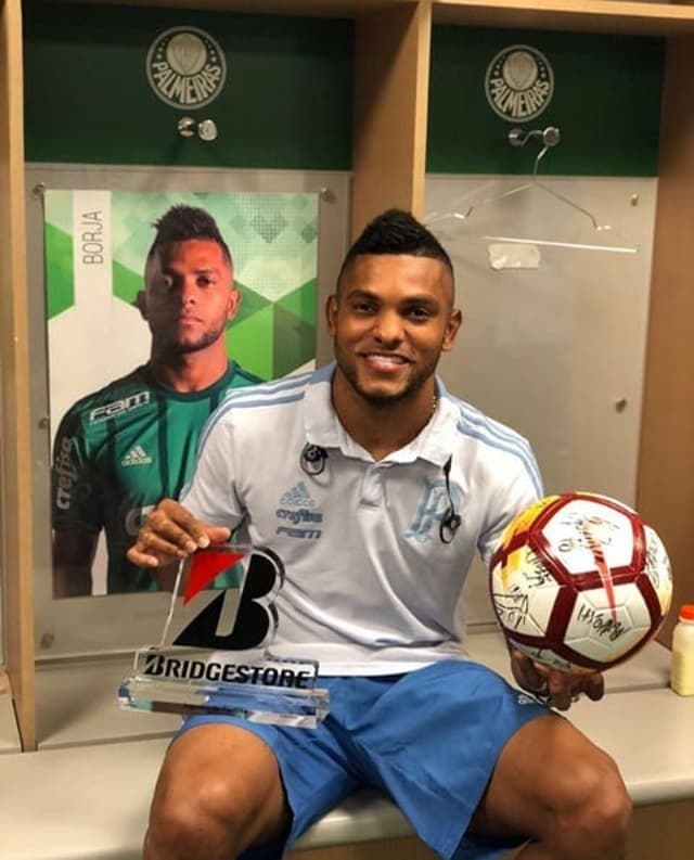 Borja com o prêmio de melhor em campo e com a bola do jogo