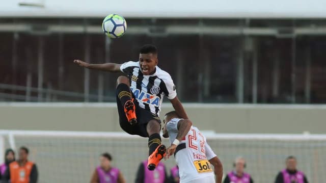 O Santos perdeu para o São Paulo neste domingo no Morumbi, por 1 a 0, pelo Brasileirão, e se complicou na tabela de classificação. O atacante Rodrygo foi um dos poucos que se salvou pelo Peixe, tentando criar boas jogadas pelas pontas. Confira as notas do LANCE! (por Ana Canhedo)