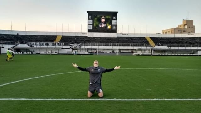 Ajoelhada no gramado da Vila Belmiro, Dani agradece sua passagem pelo Santos