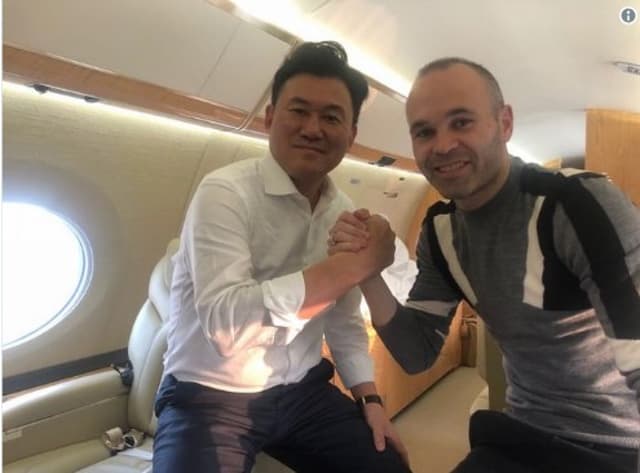 Iniesta posta foto com presidente de clube japonês