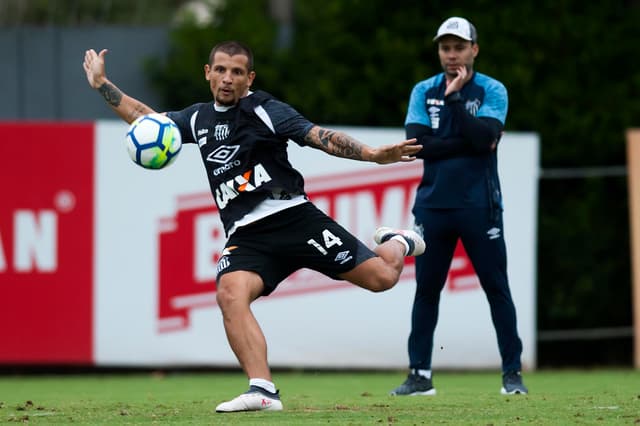 Vecchio sentiu dores no joelho direito e deixou o treino do Santos para ser examinado