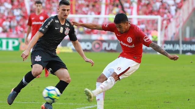 Substituto de Fagner na lateral-direita, o garoto Mantuan, de apenas 20 anos, foi determinante para o resultado no Beira-Rio. Primeiro, perdeu no mano a mano para o atacante Lucca. Quando o empate parecia estar decretado, falhou de forma grotesca e o Corinthians saiu derrotado, por 2 a 1, para a Colorado (notas por Yago Rudá).