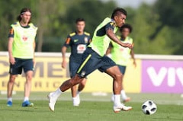 Paulinho no treino da Seleção no CT do Tottenham da Inglaterra