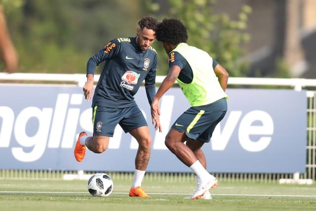 Neymar e Willian disputam bola em treino da Seleção em Londres