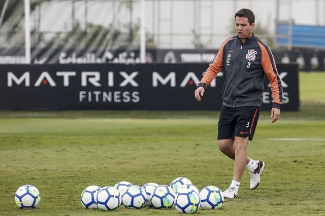 Osmar Loss comanda treino do Corinthians