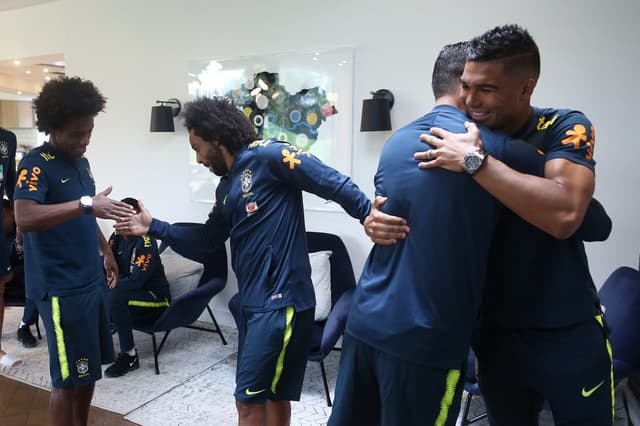 Marcelo e Casemiro com o grupo da Seleção em Londres