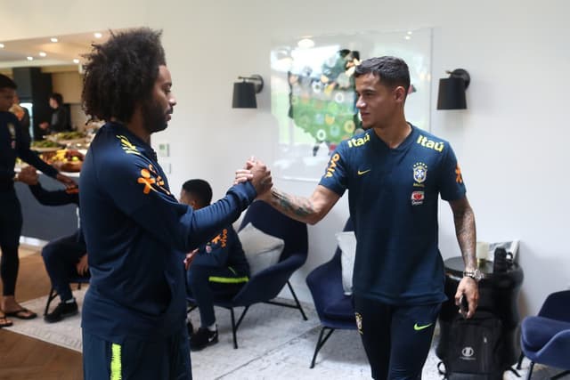 Marcelo cumprimenta Philippe Coutinho