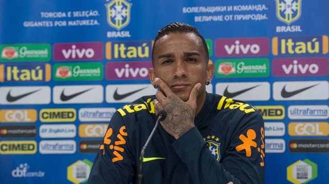 Danilo na coletiva em Londres