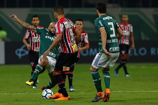 Depois de terminar o primeiro tempo vencendo, o São Paulo foi dominado pelo Palmeiras e perdeu ao sofrer três gols no segundo. A diferença de desempenho passou pelo meio, com a entrada de Petros e a queda no controle do jogo pelo setor (notas por William Correia)