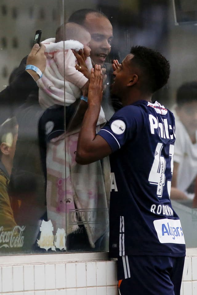 O Rayo santista Rodrygo mostrou que é mesmo um dos melhores nomes da nova safra de jovens talentos do Peixe, com três gols na goleada de 5 a 2 do Santos sobre o Vitória neste domingo, na Vila Belmiro, pelo Campeonato Brasileiro. Confira as notas do LANCE! (por&nbsp;William Correia)