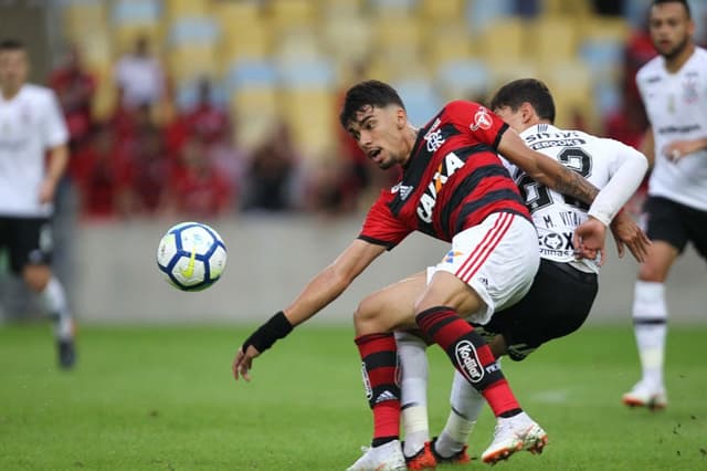 O Corinthians 'não achou' o meia Diego no Maracanã e acabou derrota por 1 a 0 para o líder do Campeonato Brasileiro. Os homens de criação do Timão não conseguiram se impor na partida, apesar da boa atuação dos zagueiros corintianos. Veja as notas do LANCE! do Timão (por Fellipe Lucena)