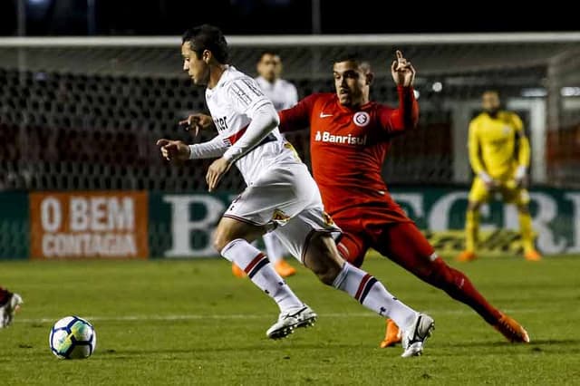 Em jogo de poucas emoções, o Internacional fez um bom segundo tempo, mas não conseguiu nada além de um empate sem gols com o São Paulo, no Morumbi. As melhores notas do Colorado ficaram com a dupla de zaga: Cuesta e Moledo. Veja as notas (por Alexandre Guariglia)