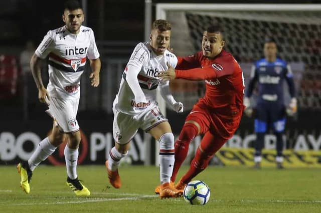 Recheado de desfalques (11) no confronto diante do Internacional, o Tricolor teve dificuldade para impôr seu ritmo de jogo no Morumbi e acabou no empate sem gols com os Colorados. Escalado como titular na vaga de Nenê, Lucas Fernandes foi um raro destaque positivo do time de Diego Aguirre. Veja as notas do L! (por Yago Rudá)