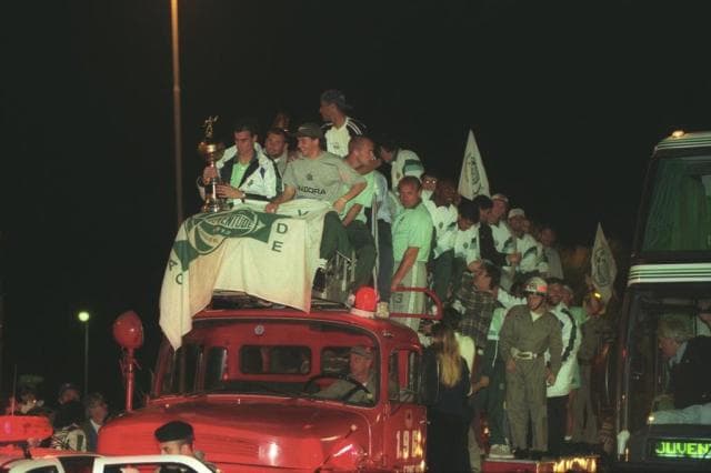 Juventude desfilando em caminhão dos bombeiros no título estadual de 1998