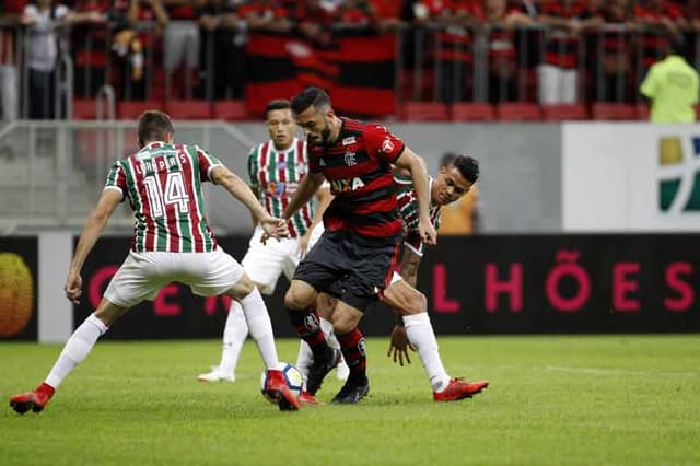 O Fluminense vendeu o mando de campo para Brasília, viu o Mané Garrincha lotado de rubro-negros e foi derrotado pelo Flamengo nesta quinta-feira. Matheus Alessandro entrou no segundo tempo e recebeu a maior nota. Confira! (Por Luiza Sá - luizasa@lancenet.com.br)