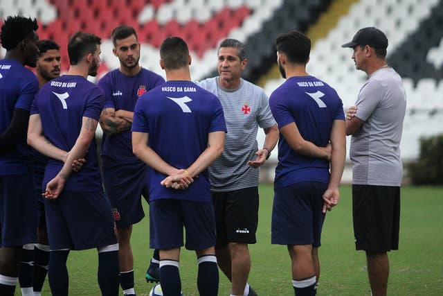 Jorginho com elenco do Vasco