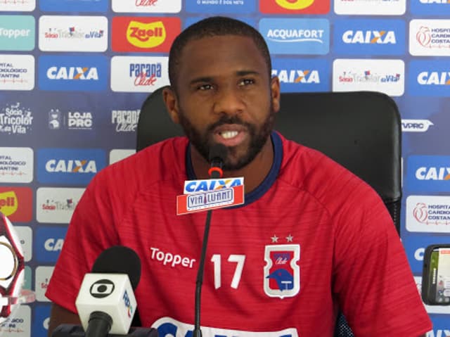 Após perder uma boa chance de gol contra o Vasco, Leo Itaperuna vem dando a volta por cima com a camisa do Paraná